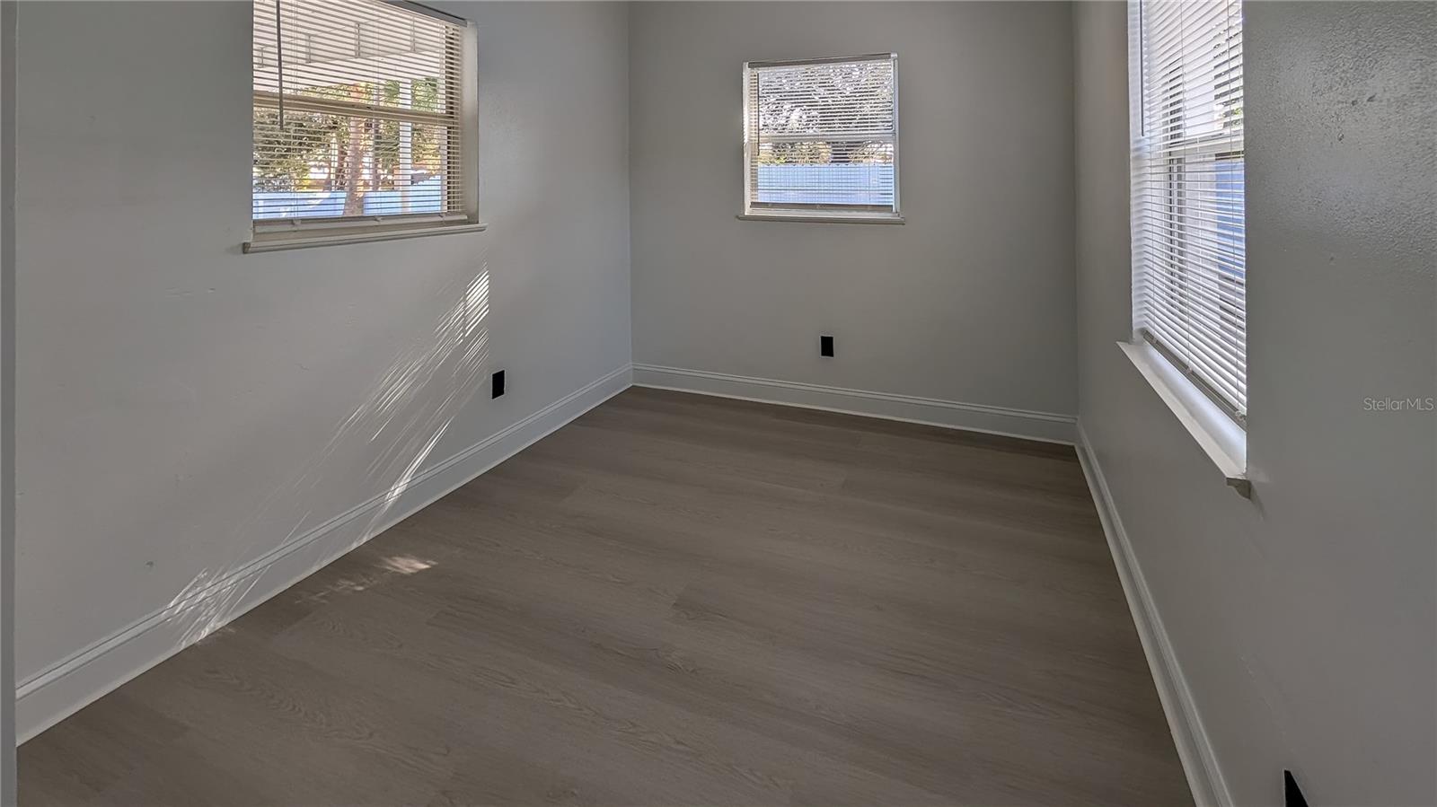 Image 15 of 21 For 831 Woodlawn Street