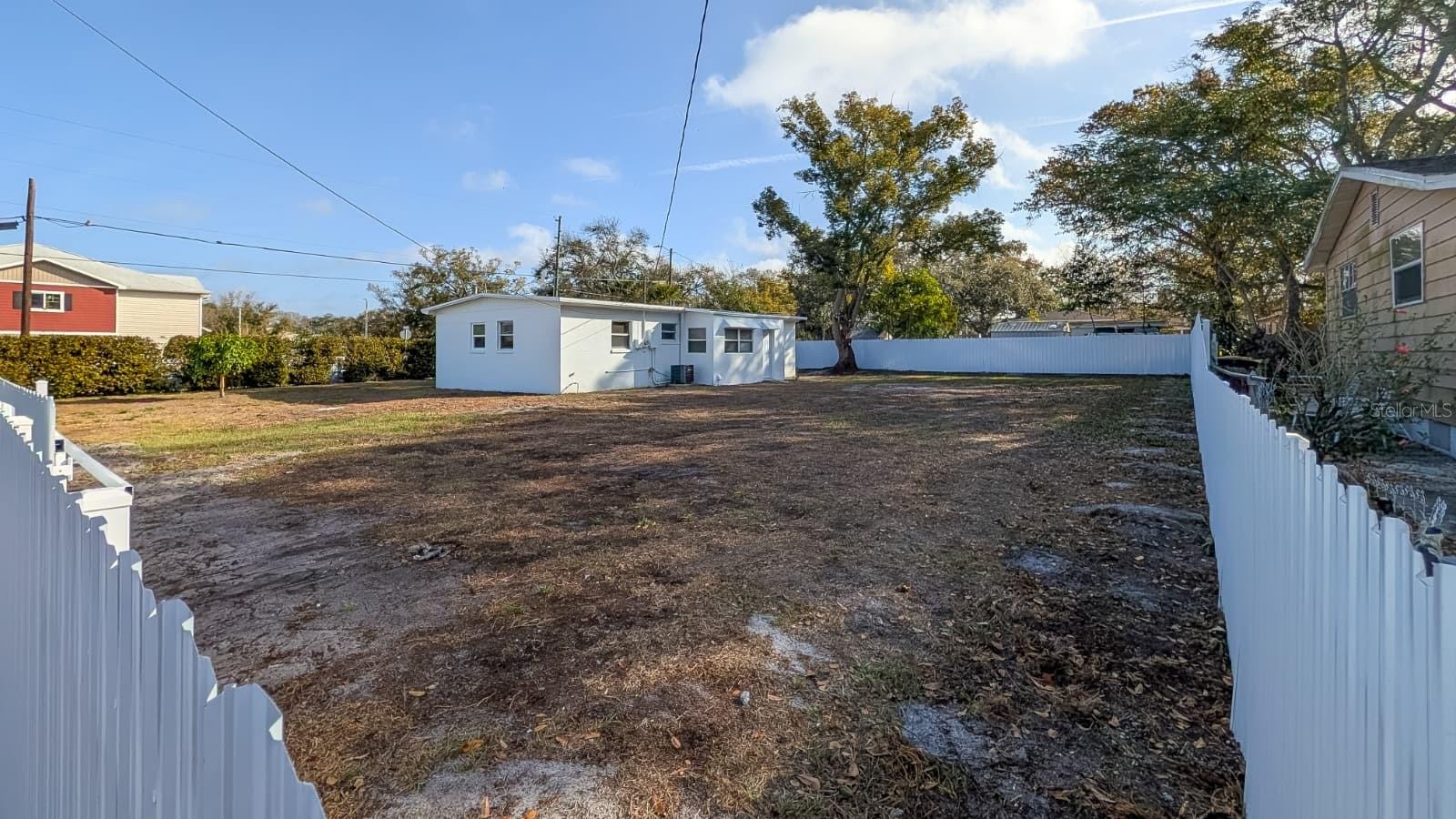 Image 4 of 21 For 831 Woodlawn Street