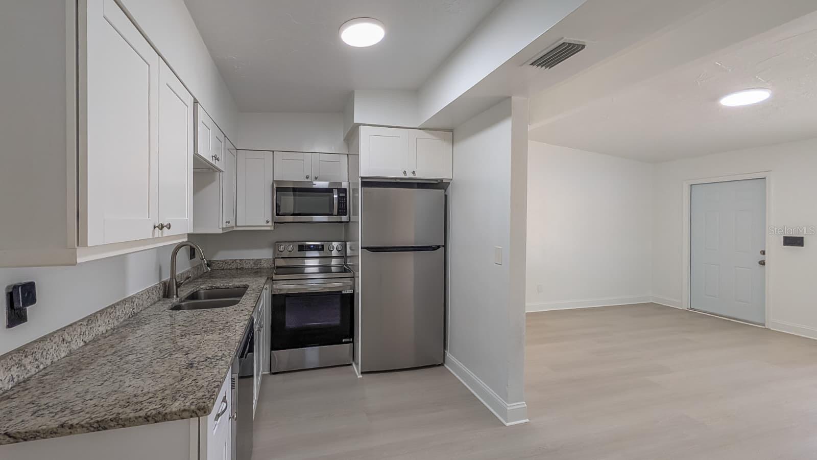 Image 8 of 21 For 831 Woodlawn Street