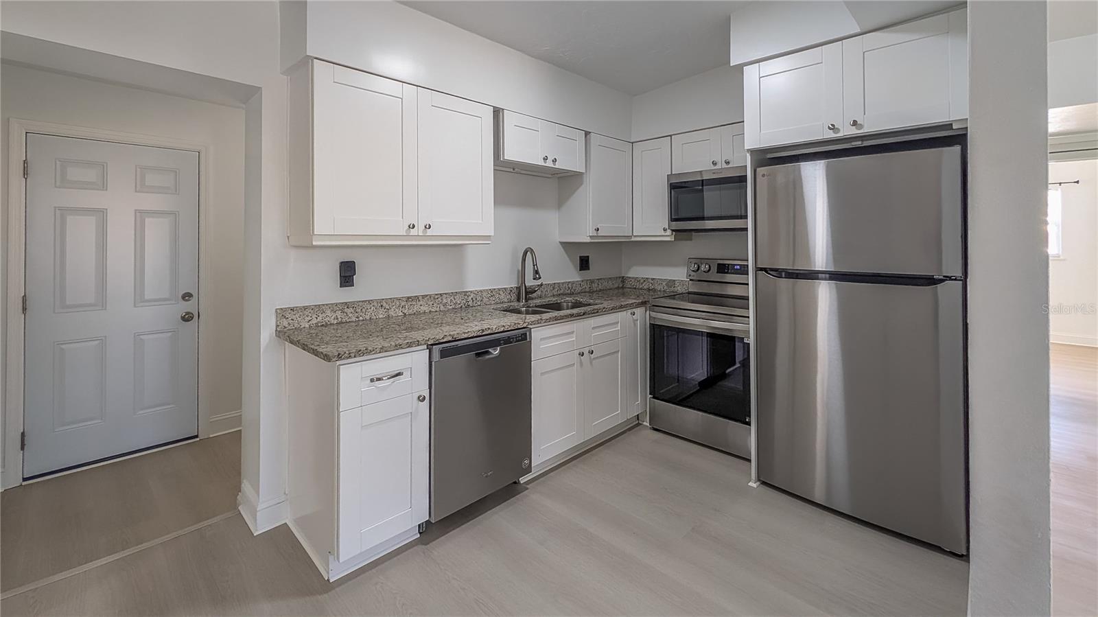 Image 9 of 21 For 831 Woodlawn Street