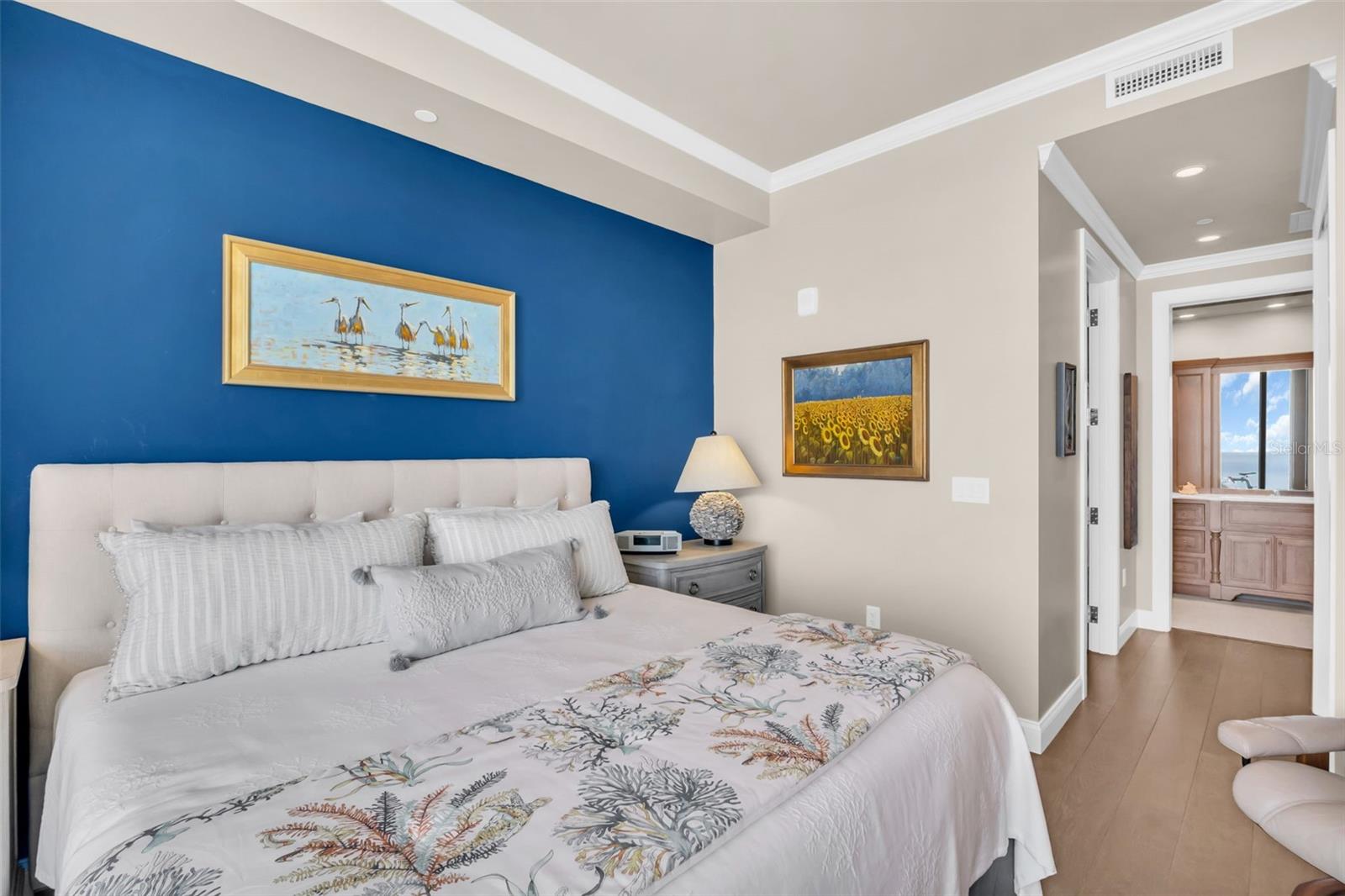 Listing photo id 35 for 100 1st Avenue N 3404