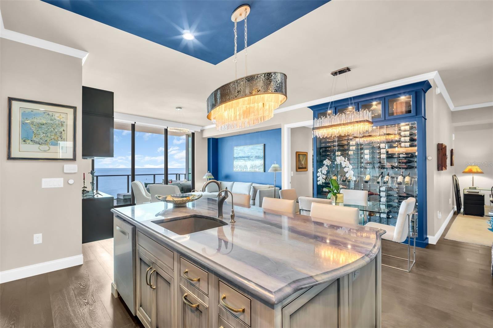 Listing photo id 2 for 100 1st Avenue N 3404