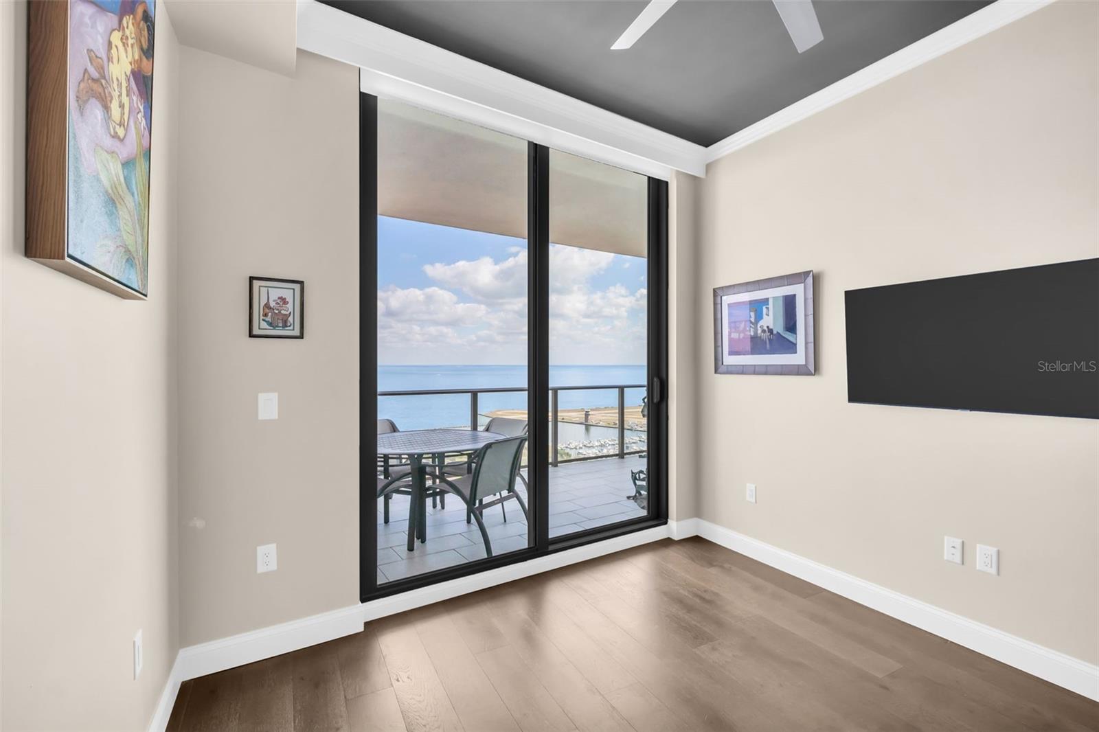 Listing photo id 43 for 100 1st Avenue N 3404