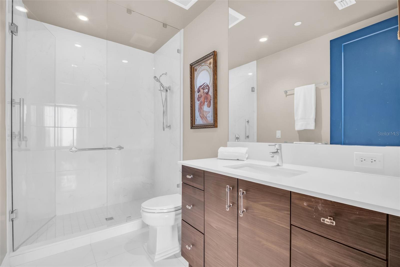 Listing photo id 46 for 100 1st Avenue N 3404