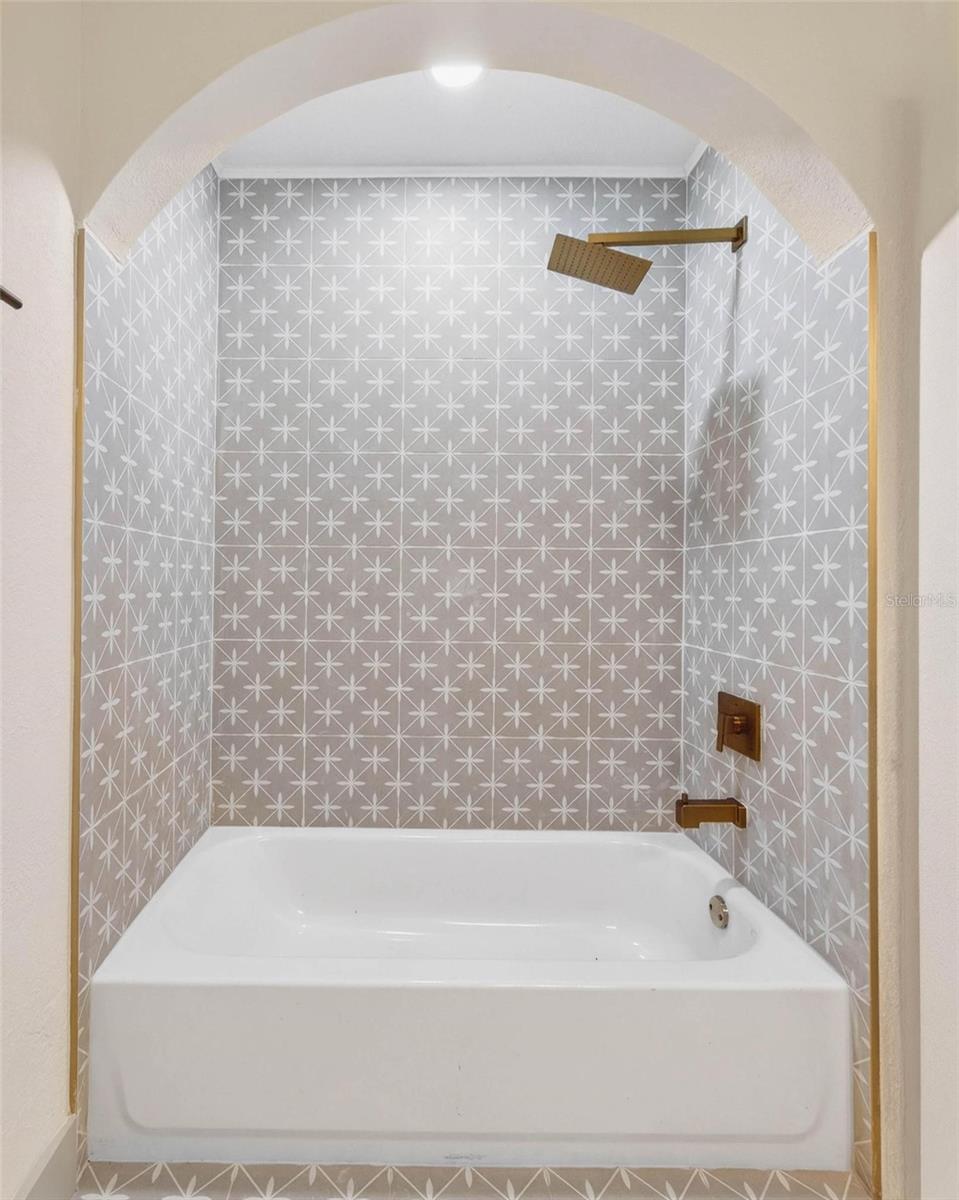 Image 25 of 41 For 203 Driftwood Drive W