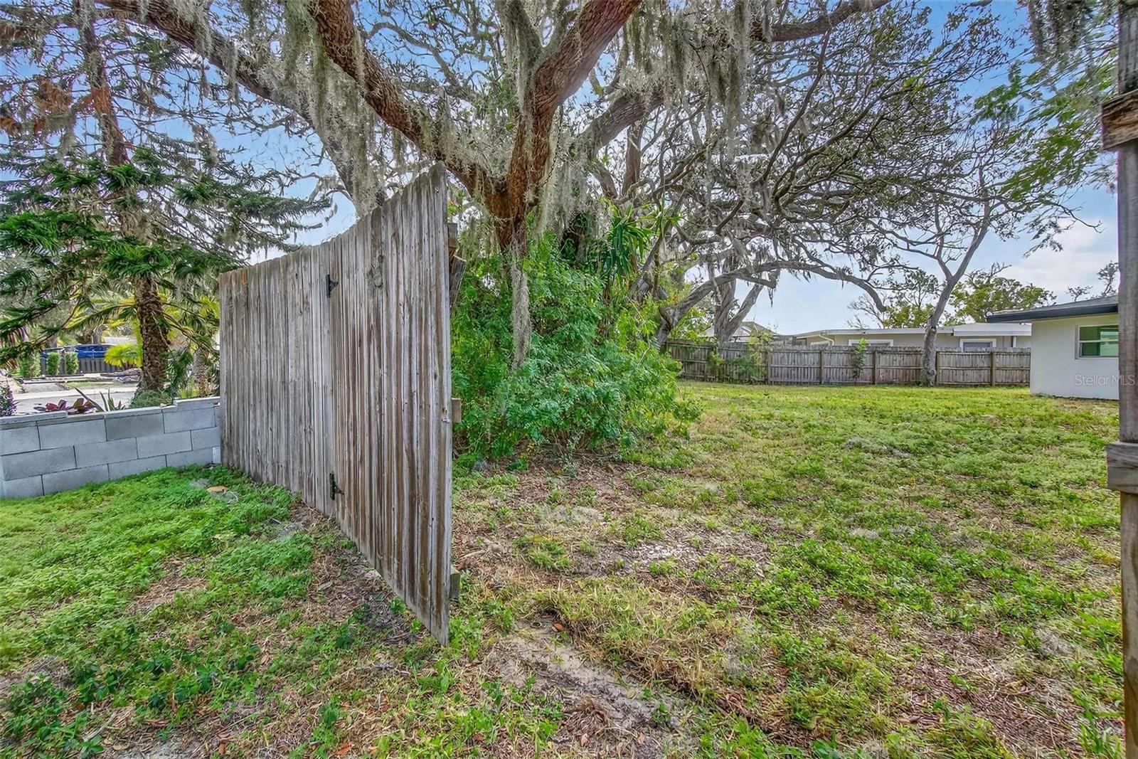 Image 31 of 41 For 203 Driftwood Drive W