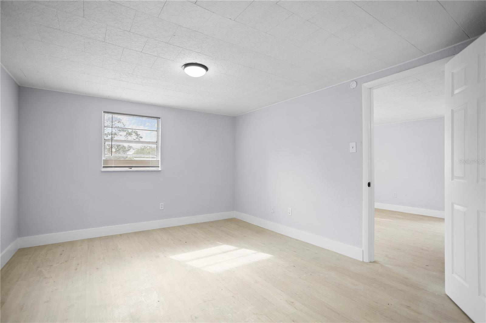 Listing photo id 11 for 12703 N 15th St