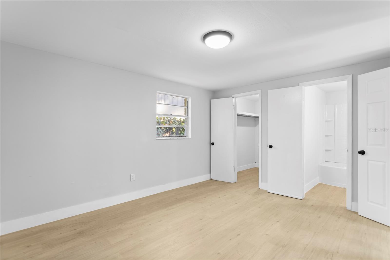 Listing photo id 13 for 12703 N 15th St