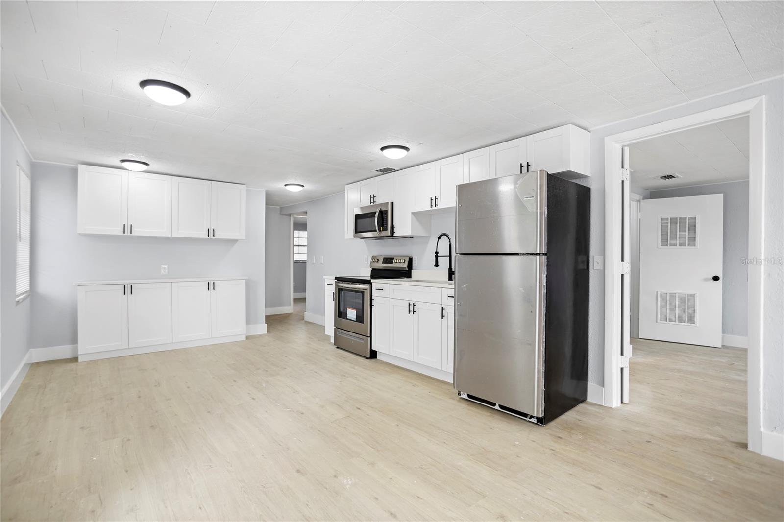 Listing photo id 3 for 12703 N 15th St