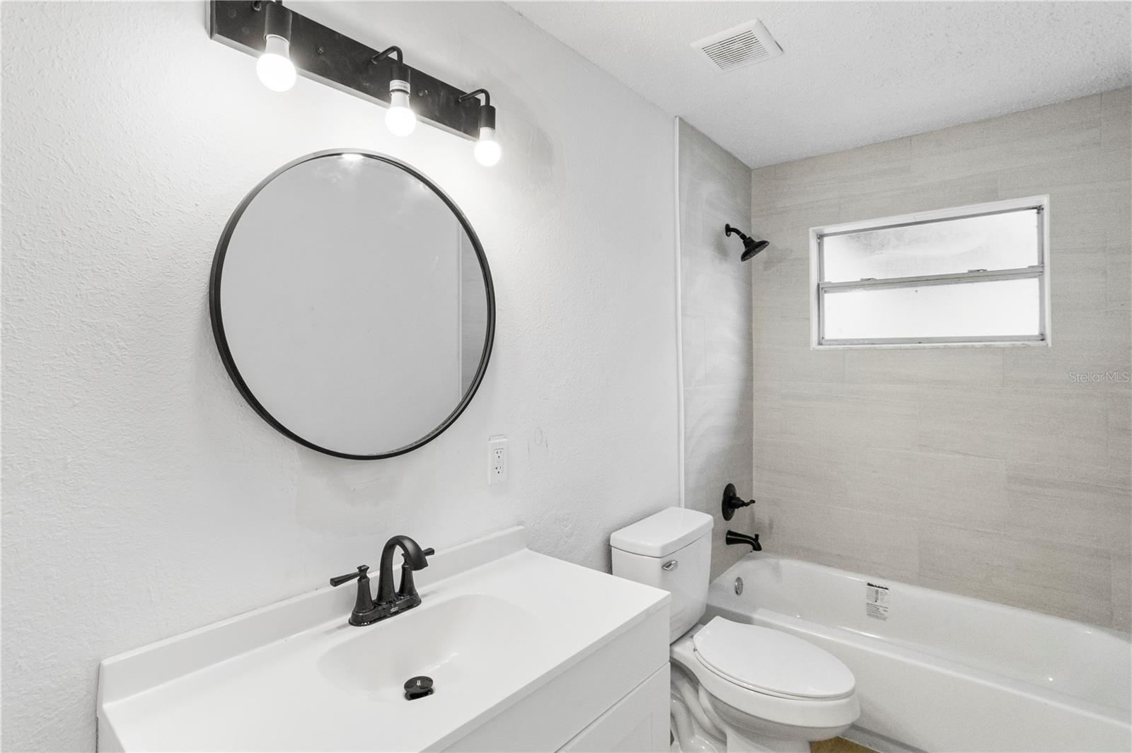 Listing photo id 5 for 12703 N 15th St