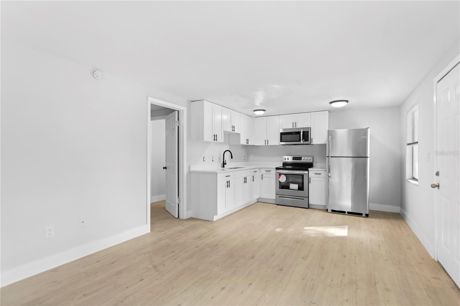 Listing photo id 7 for 12703 N 15th St