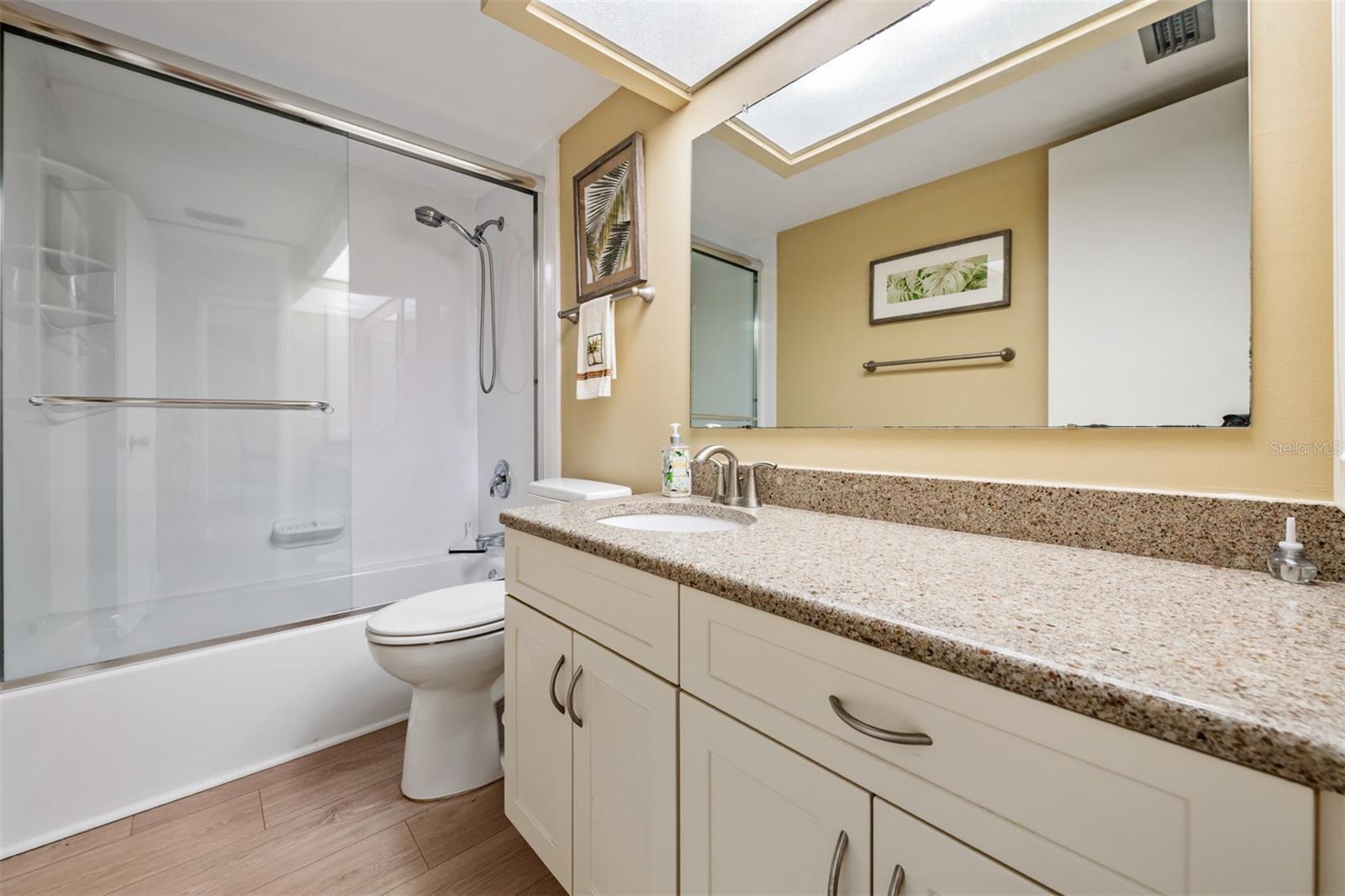 Image 22 of 46 For 2618 Cove Cay Drive 204