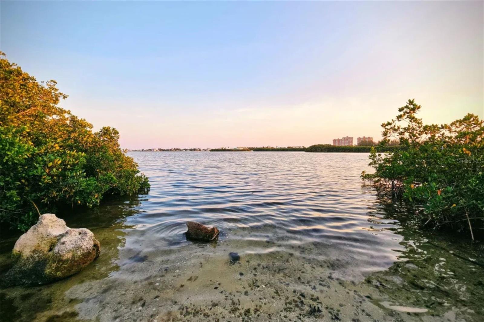 Listing photo id 0 for 13798 74th Avenue