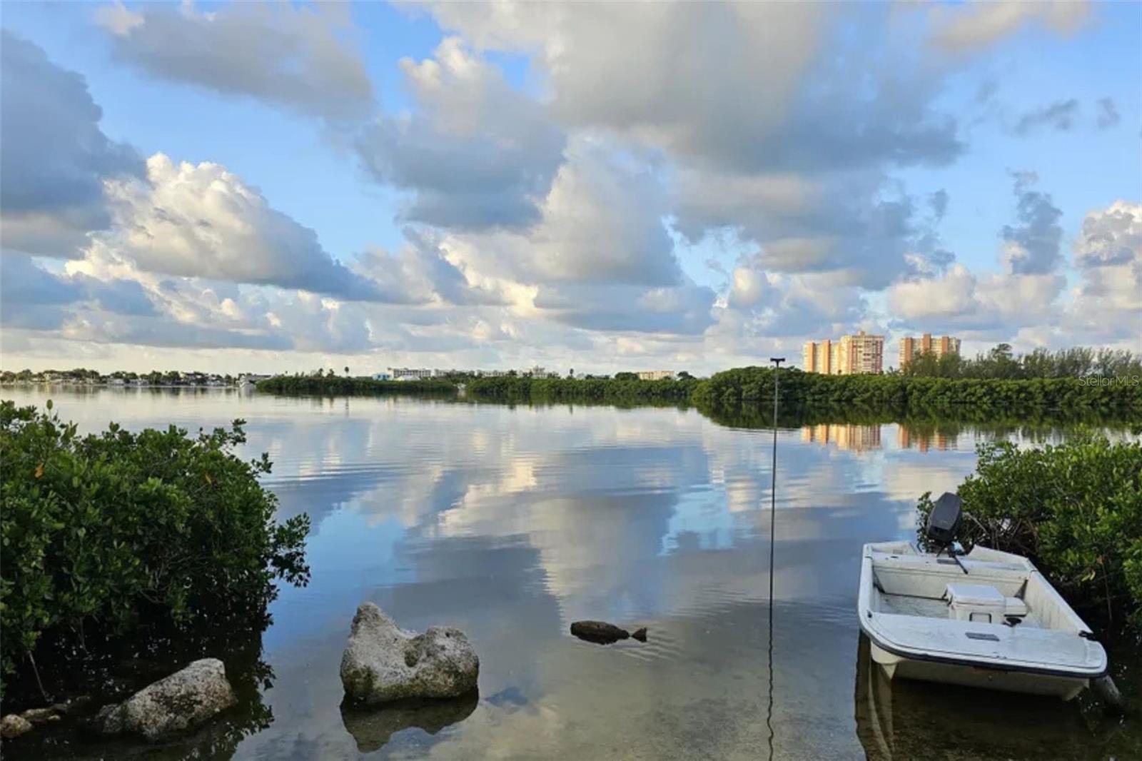 Listing photo id 2 for 13798 74th Avenue