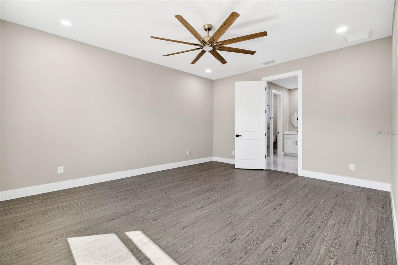 Image 40 of 71 For 284 Roosevelt Avenue