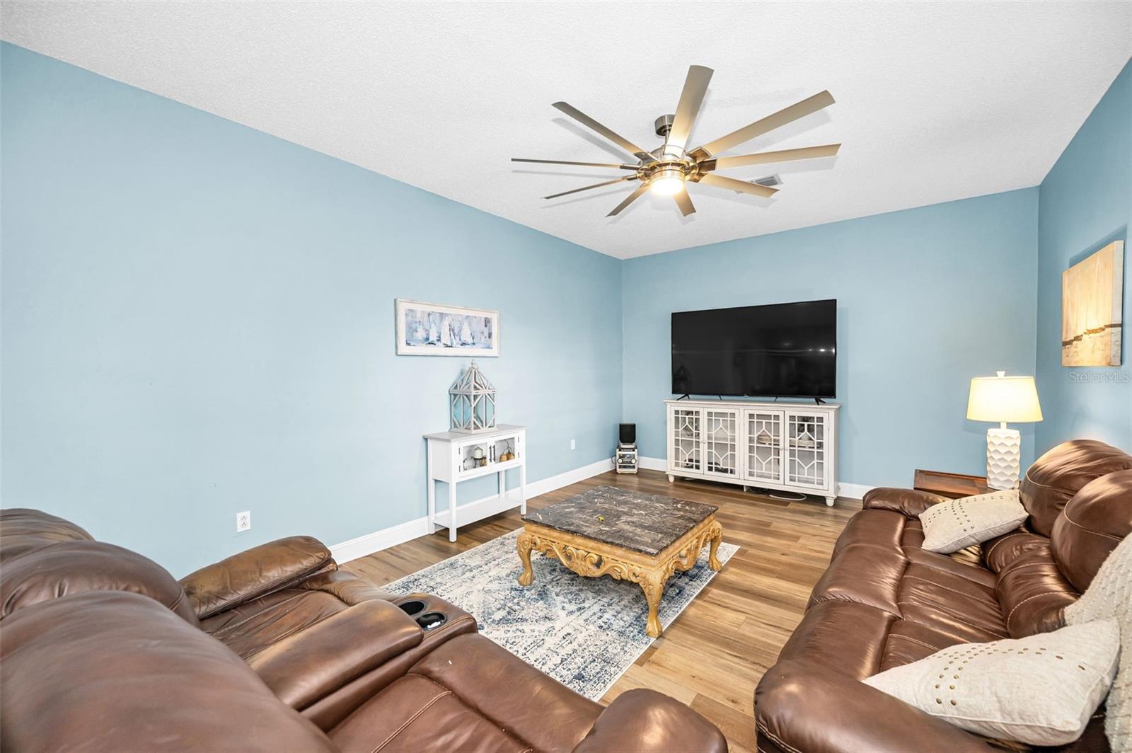 Listing photo id 8 for 24809 Hyde Park Boulevard