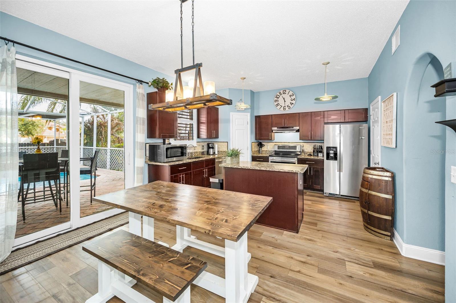 Listing photo id 11 for 24809 Hyde Park Boulevard