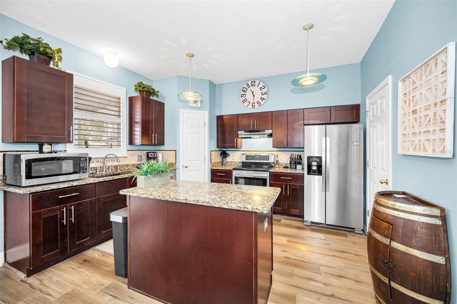 Listing photo id 12 for 24809 Hyde Park Boulevard