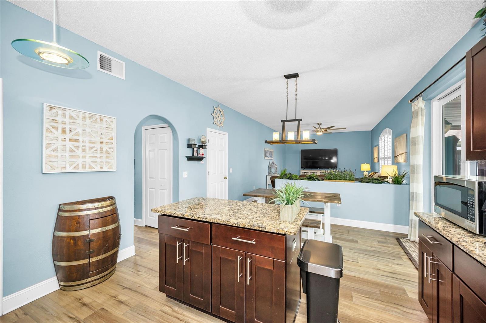 Listing photo id 15 for 24809 Hyde Park Boulevard