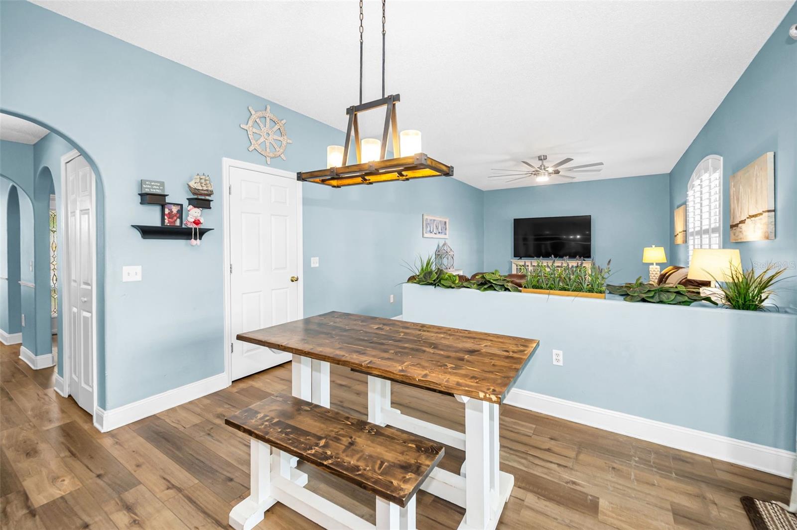 Listing photo id 16 for 24809 Hyde Park Boulevard