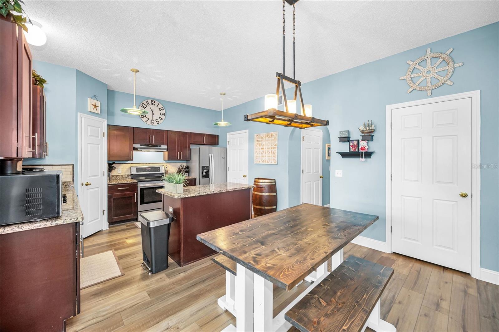 Listing photo id 17 for 24809 Hyde Park Boulevard