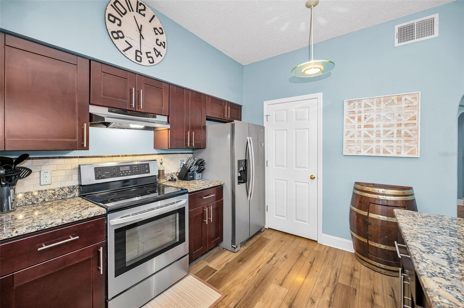 Listing photo id 18 for 24809 Hyde Park Boulevard