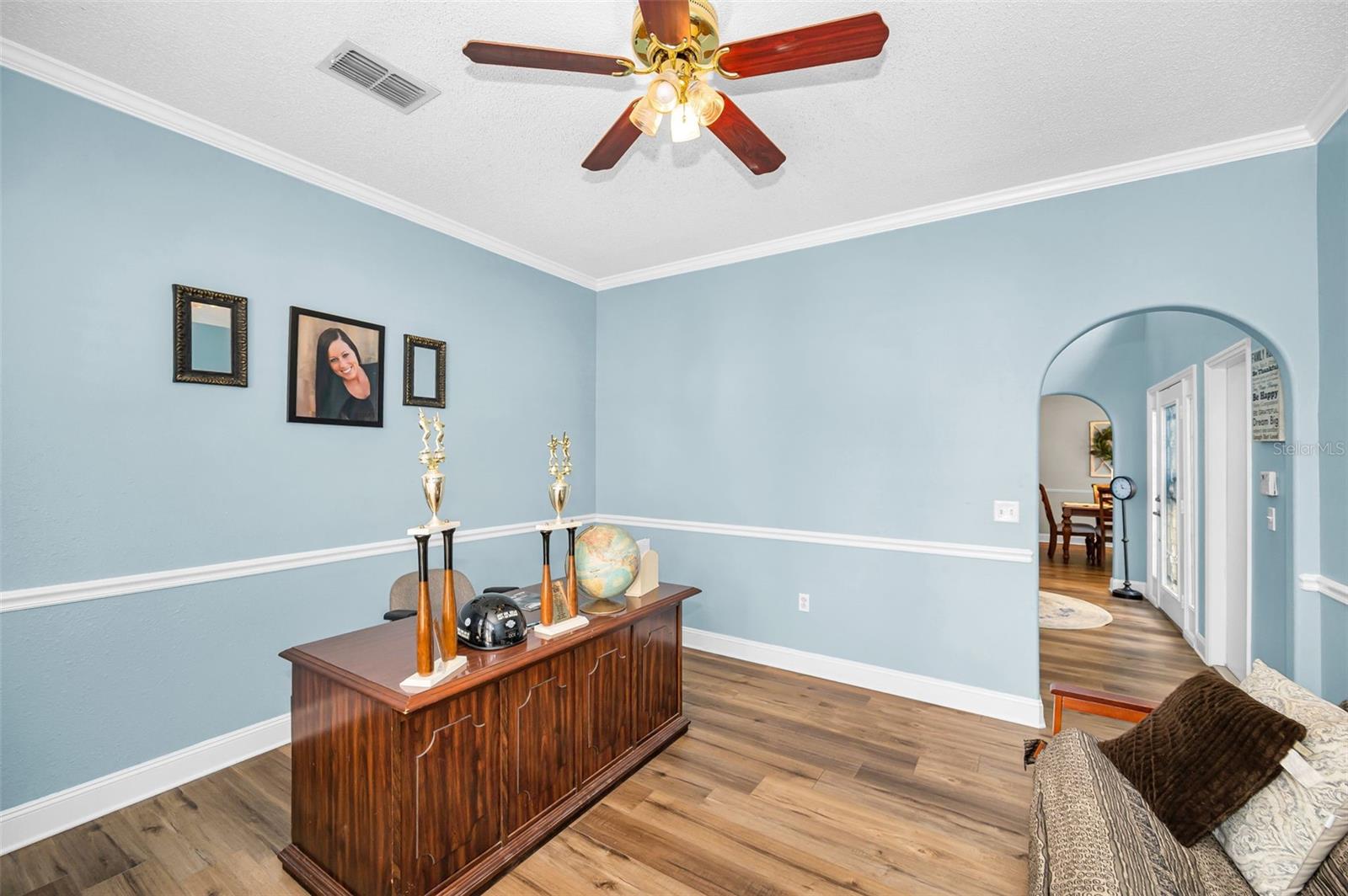 Listing photo id 20 for 24809 Hyde Park Boulevard