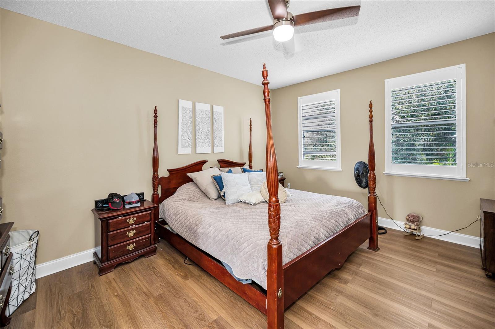 Listing photo id 26 for 24809 Hyde Park Boulevard