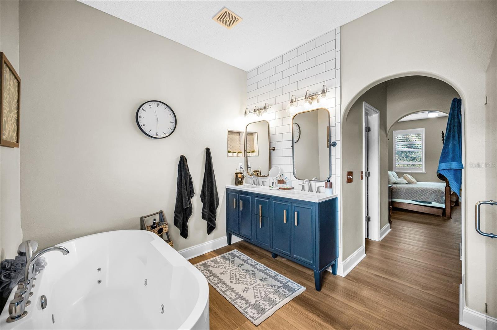 Listing photo id 27 for 24809 Hyde Park Boulevard