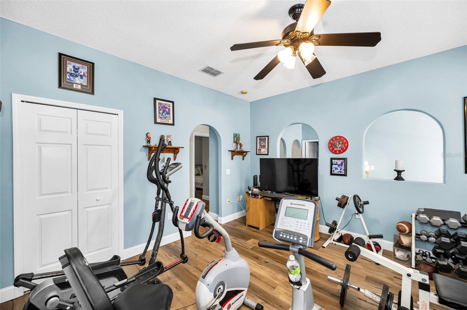 Listing photo id 32 for 24809 Hyde Park Boulevard