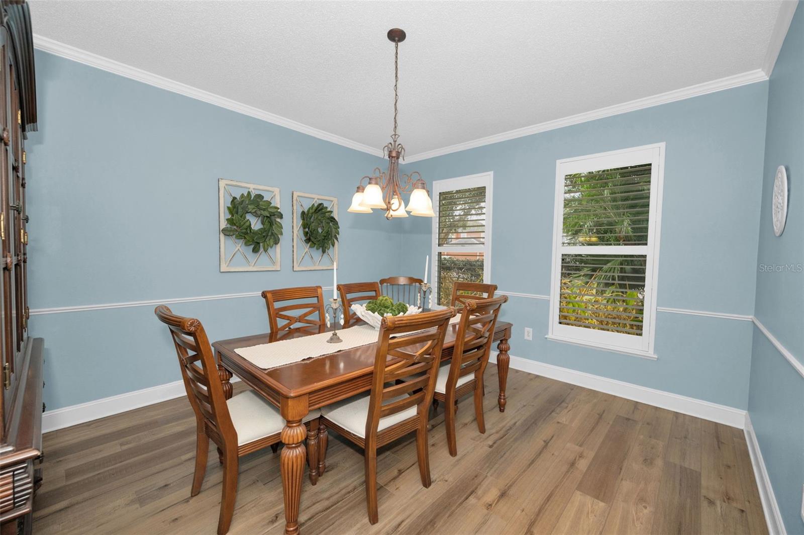 Listing photo id 5 for 24809 Hyde Park Boulevard