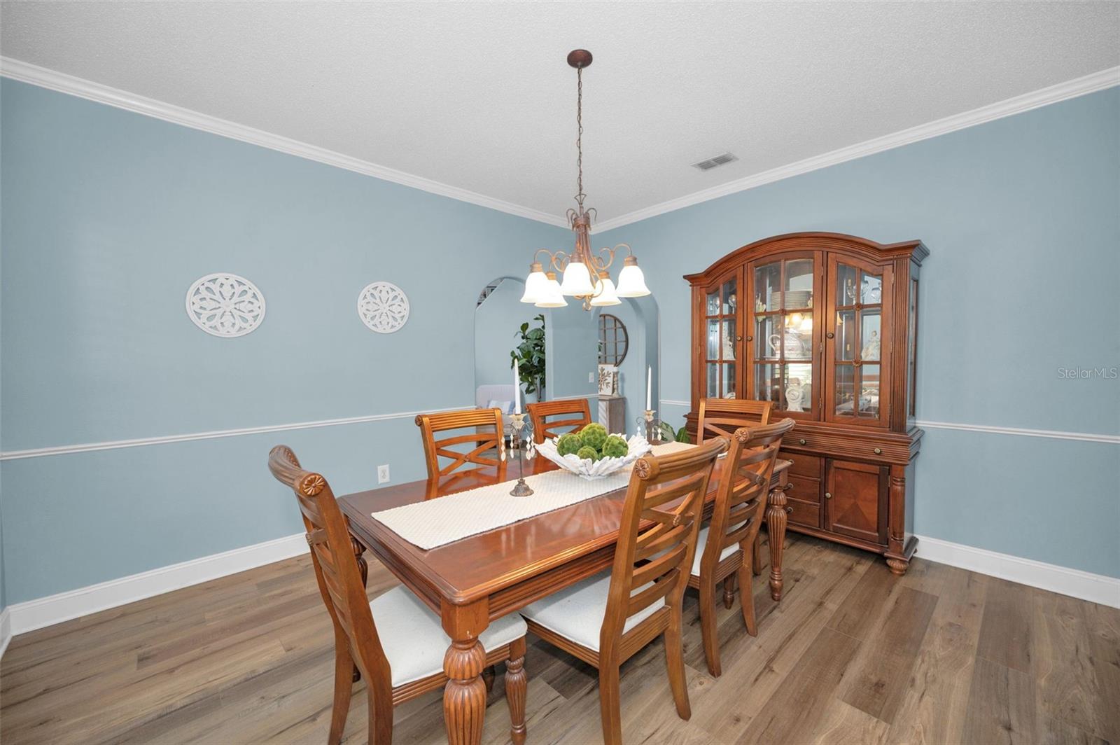 Listing photo id 6 for 24809 Hyde Park Boulevard