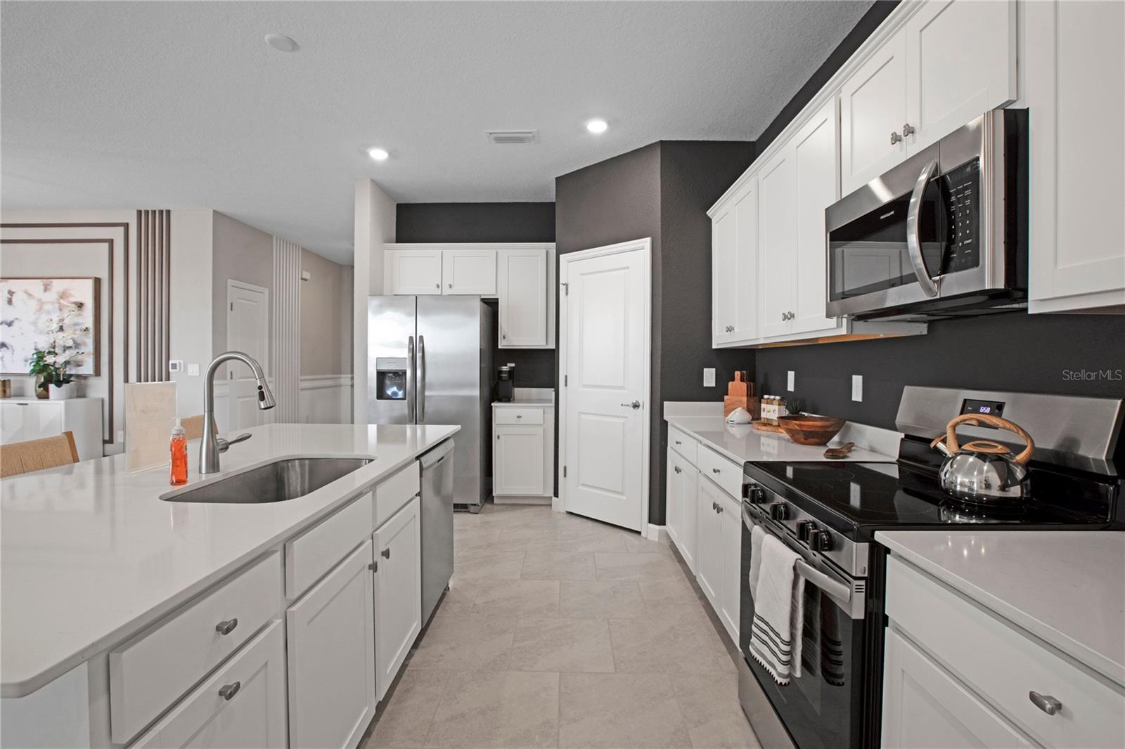 Image 5 of 25 For 17827 Garden Grove Way