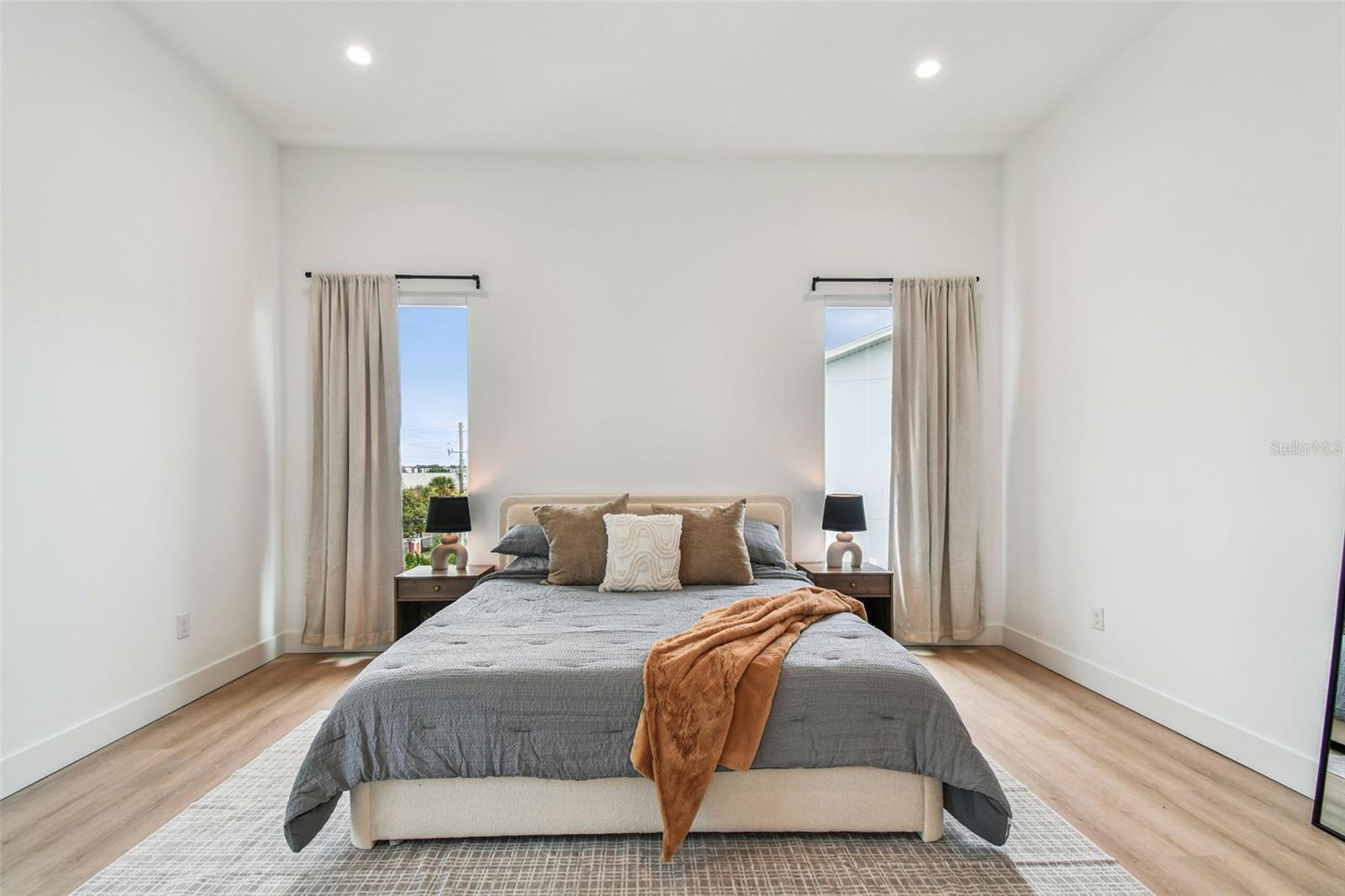 Image 7 of 87 For 3840 Pompano Drive Se