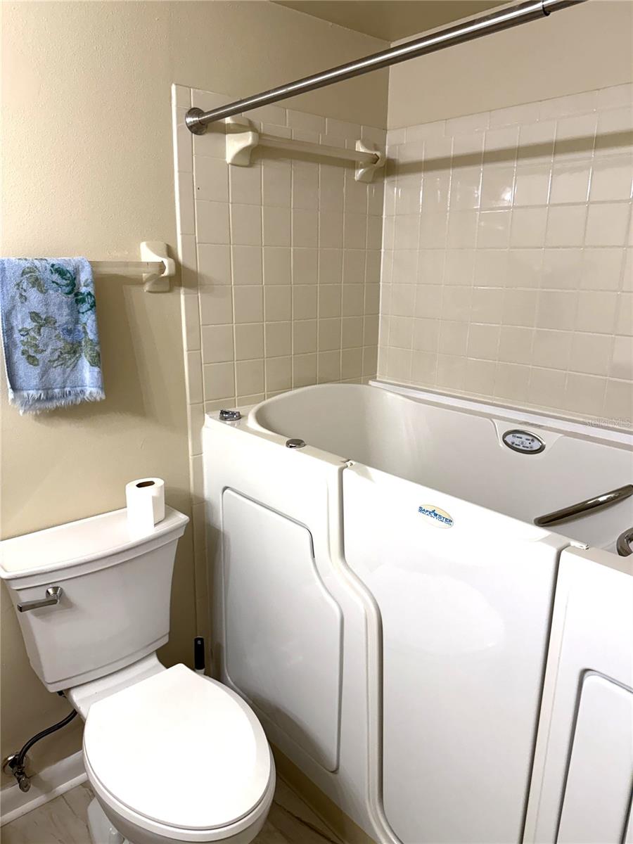 Image 14 of 32 For 11201 122nd Avenue 197