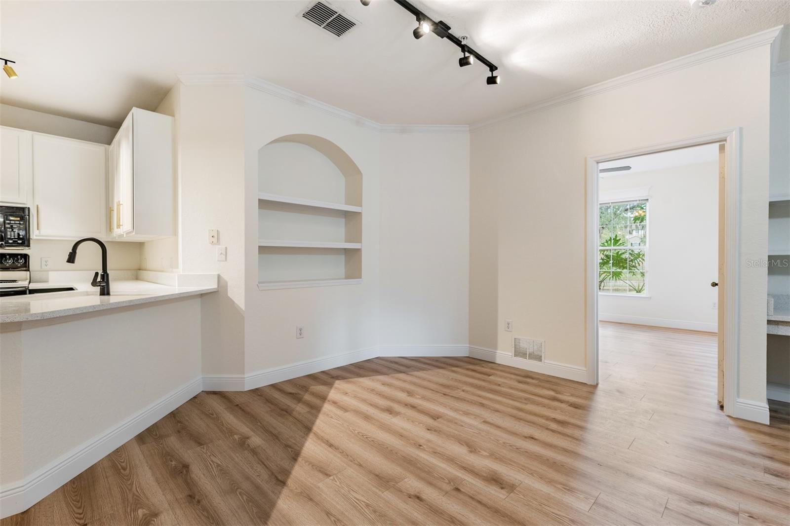 Image 12 of 38 For 10108 Courtney Oaks Circle 101