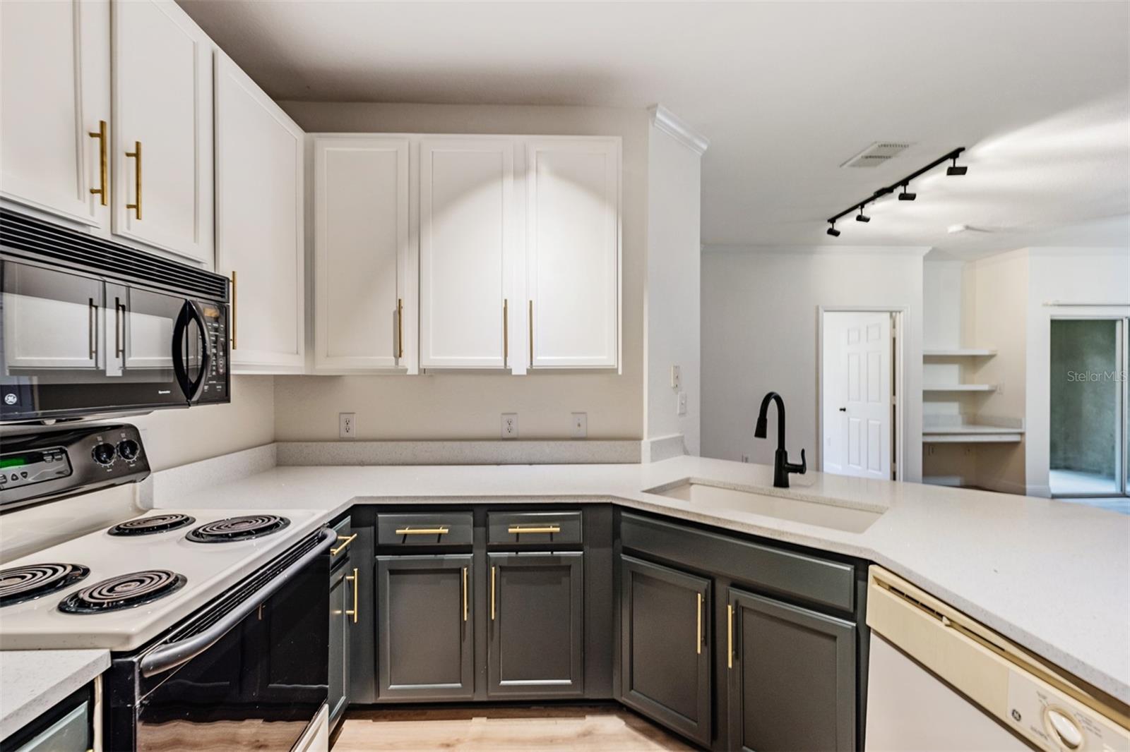 Image 7 of 38 For 10108 Courtney Oaks Circle 101