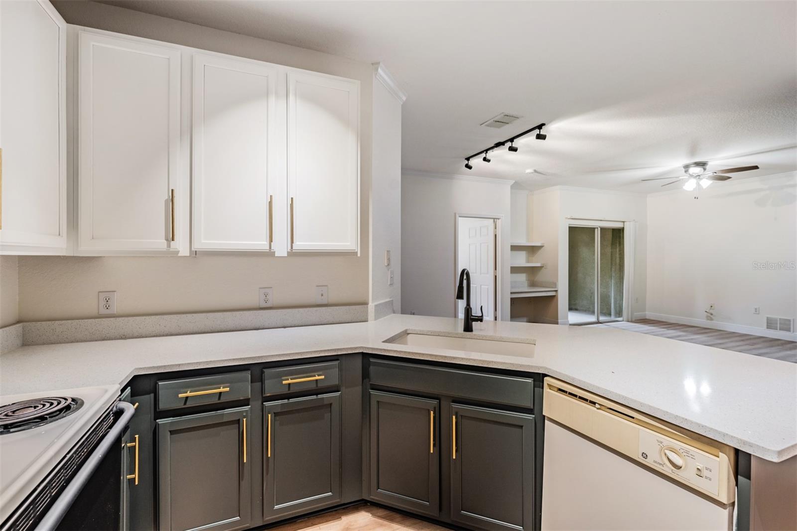 Image 8 of 38 For 10108 Courtney Oaks Circle 101