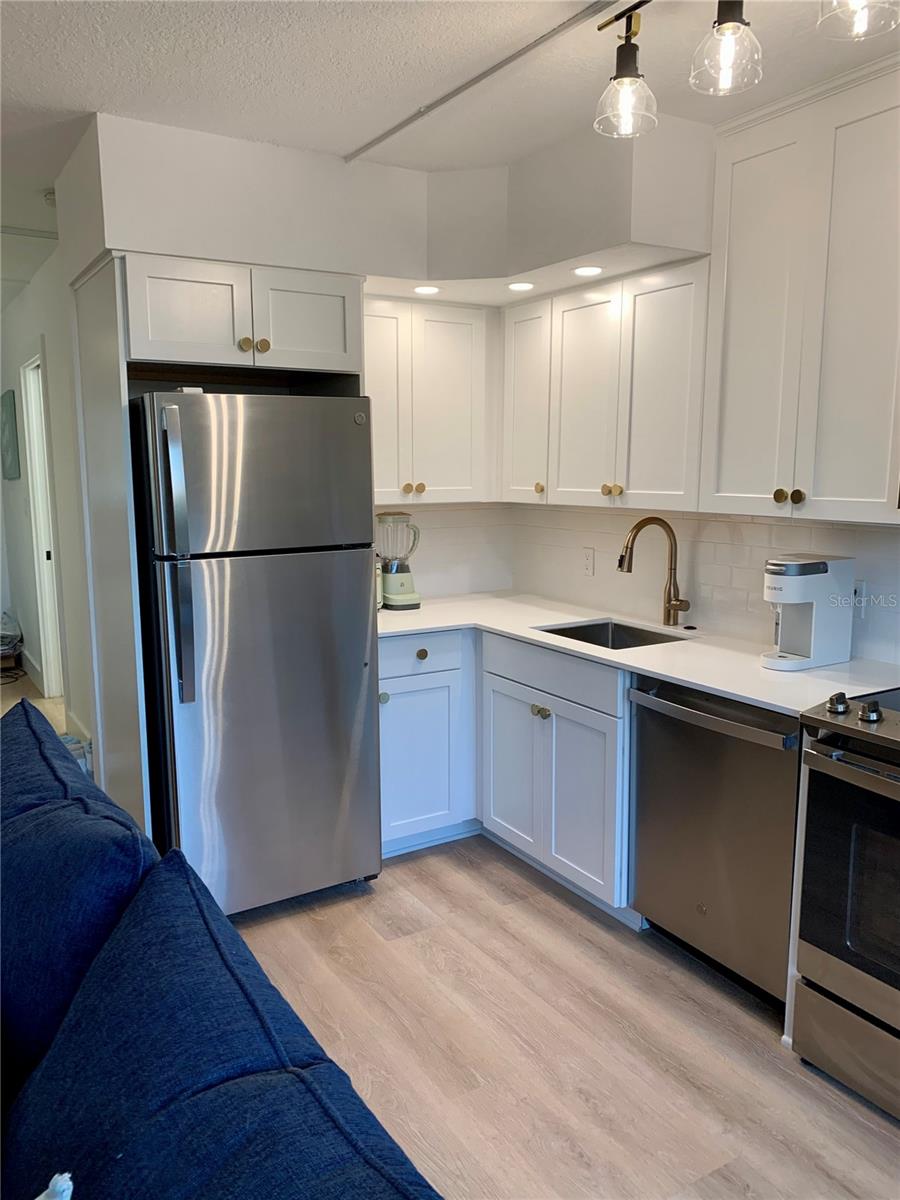 Image 4 of 15 For 800 Bayway Boulevard 16