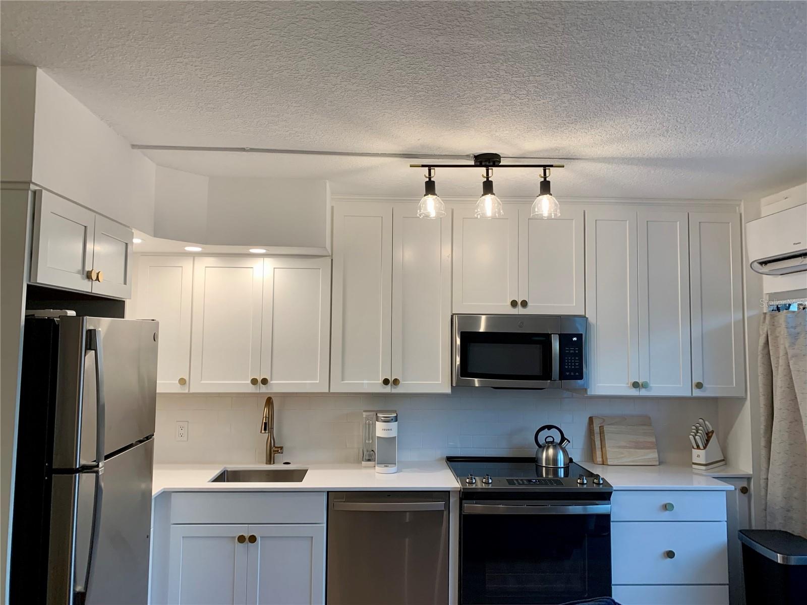 Image 5 of 15 For 800 Bayway Boulevard 16