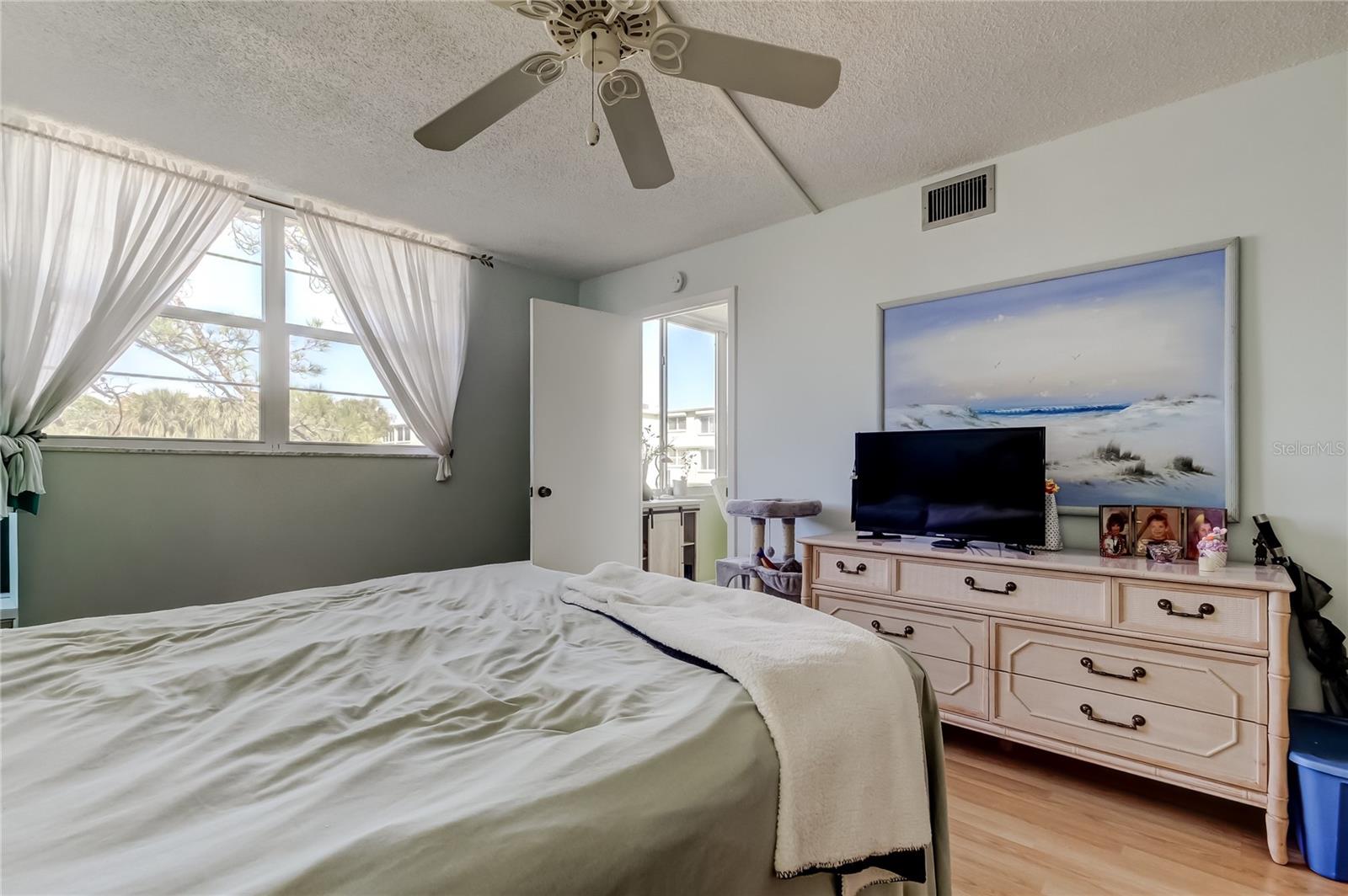 Image 23 of 36 For 4710 Bay Street Ne 204