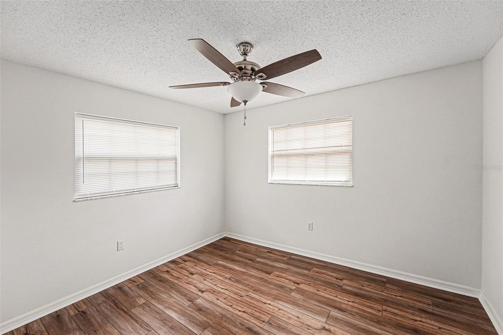 Image 10 of 15 For 1290 Amberlea Drive E