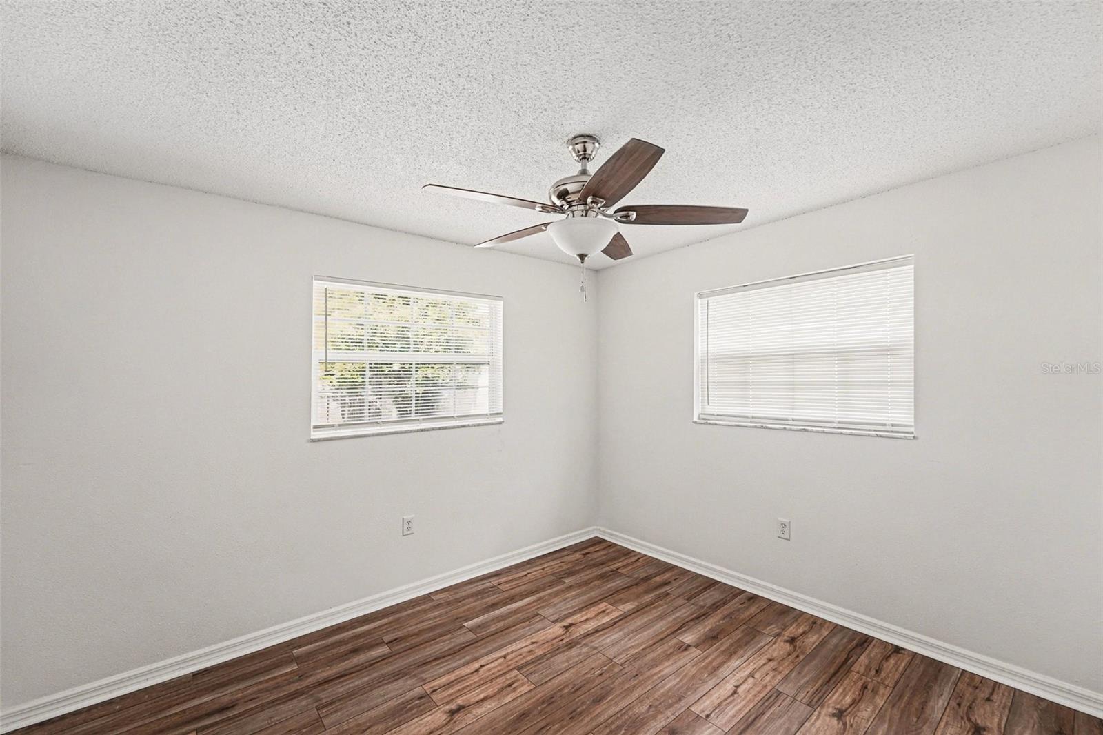 Image 13 of 15 For 1290 Amberlea Drive E