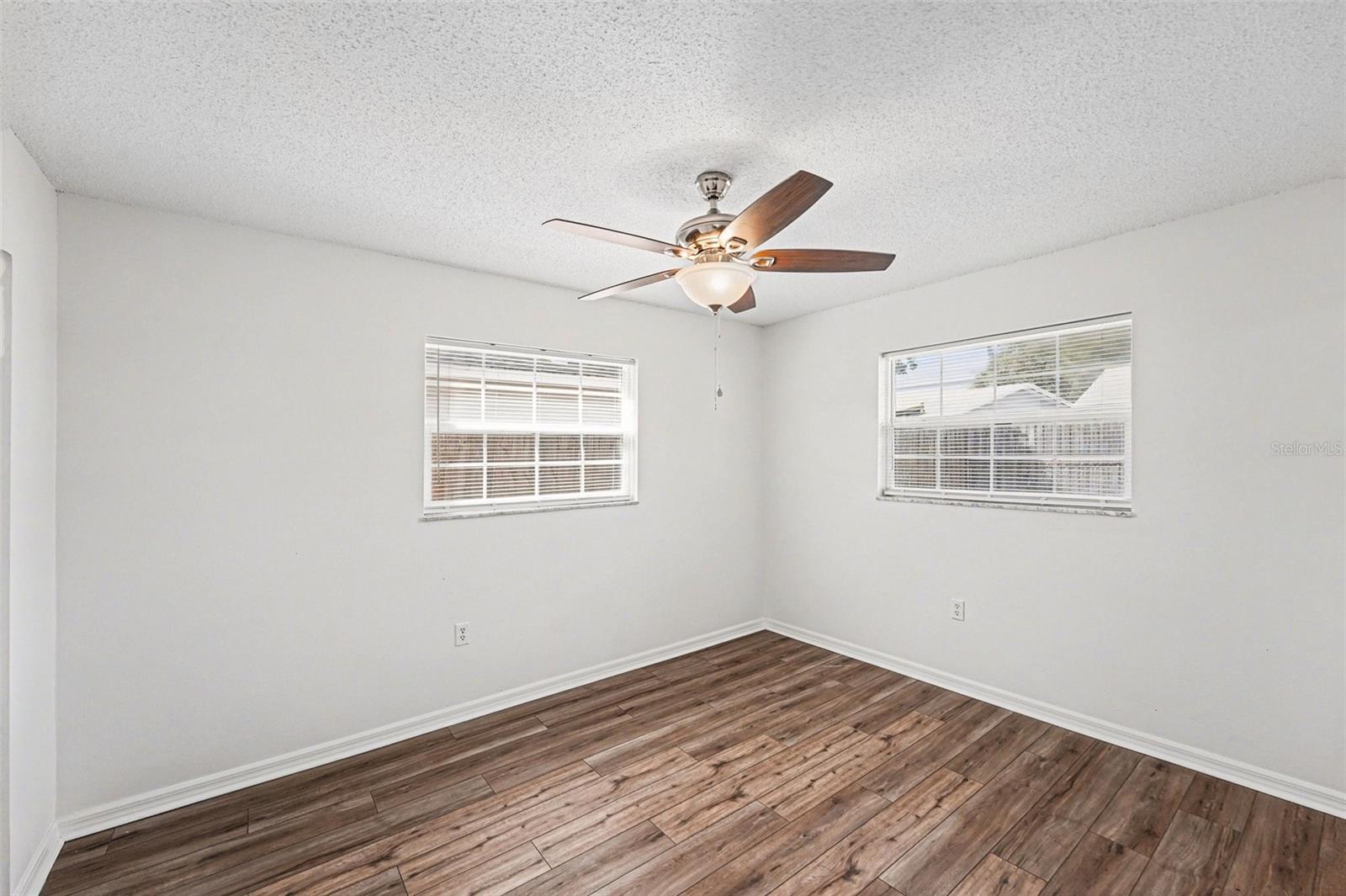 Image 5 of 15 For 1290 Amberlea Drive E