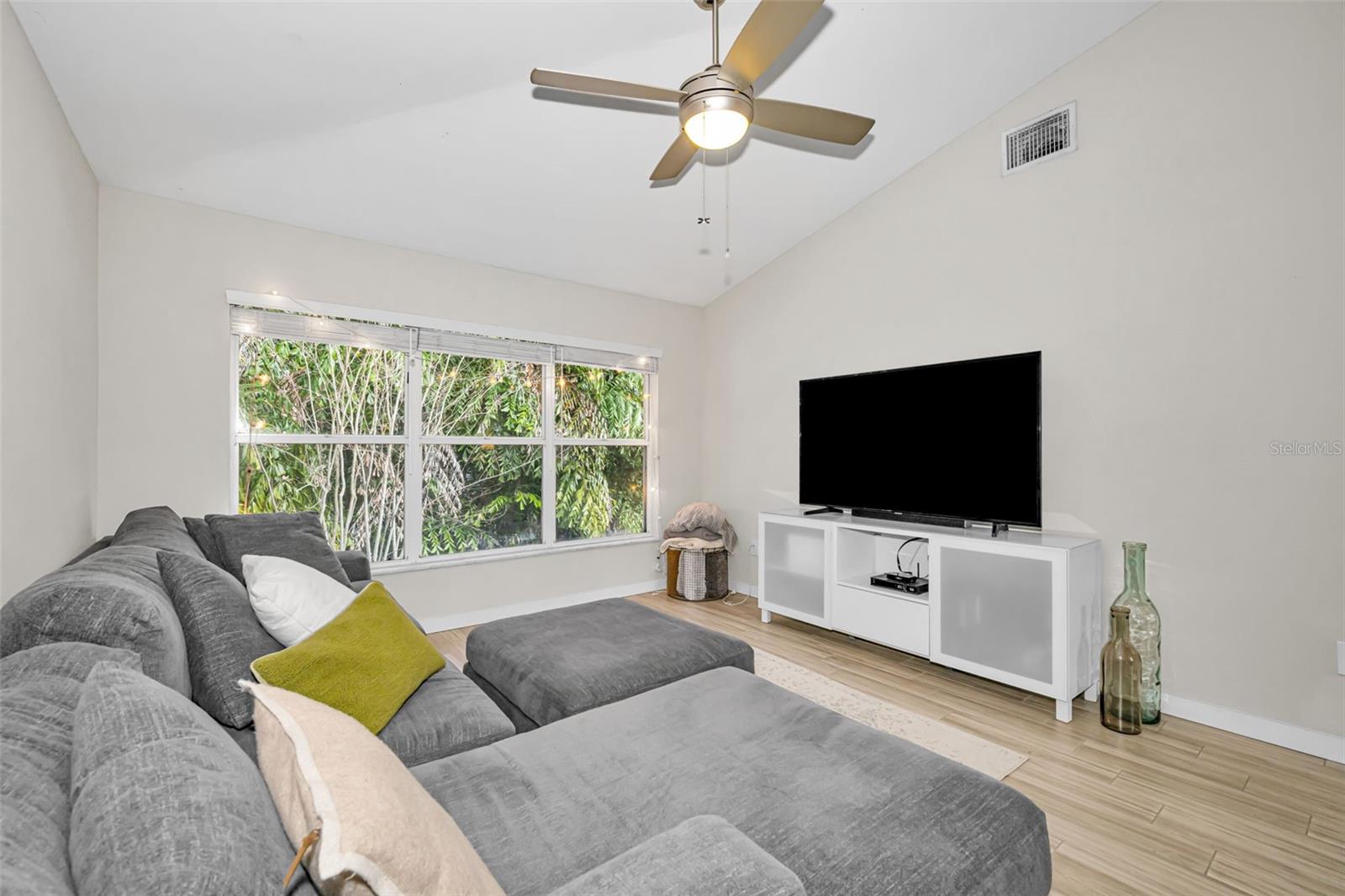 Image 7 of 29 For 4811 Bayshore Boulevard 203