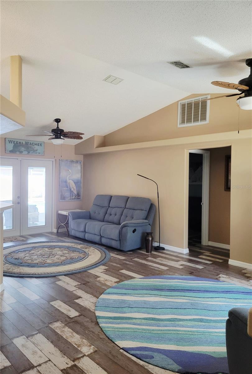 Listing photo id 14 for 9153 Michigan Avenue