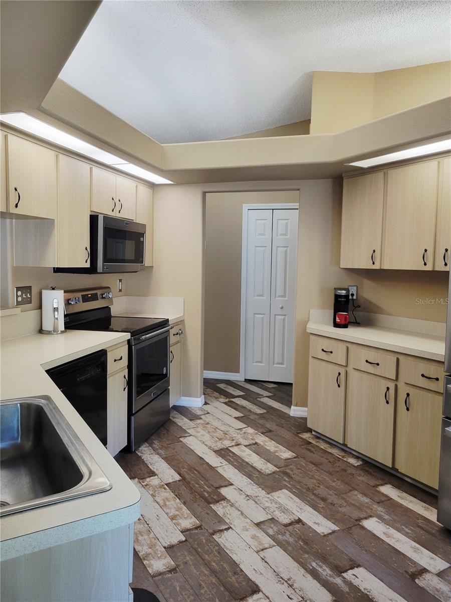 Listing photo id 23 for 9153 Michigan Avenue