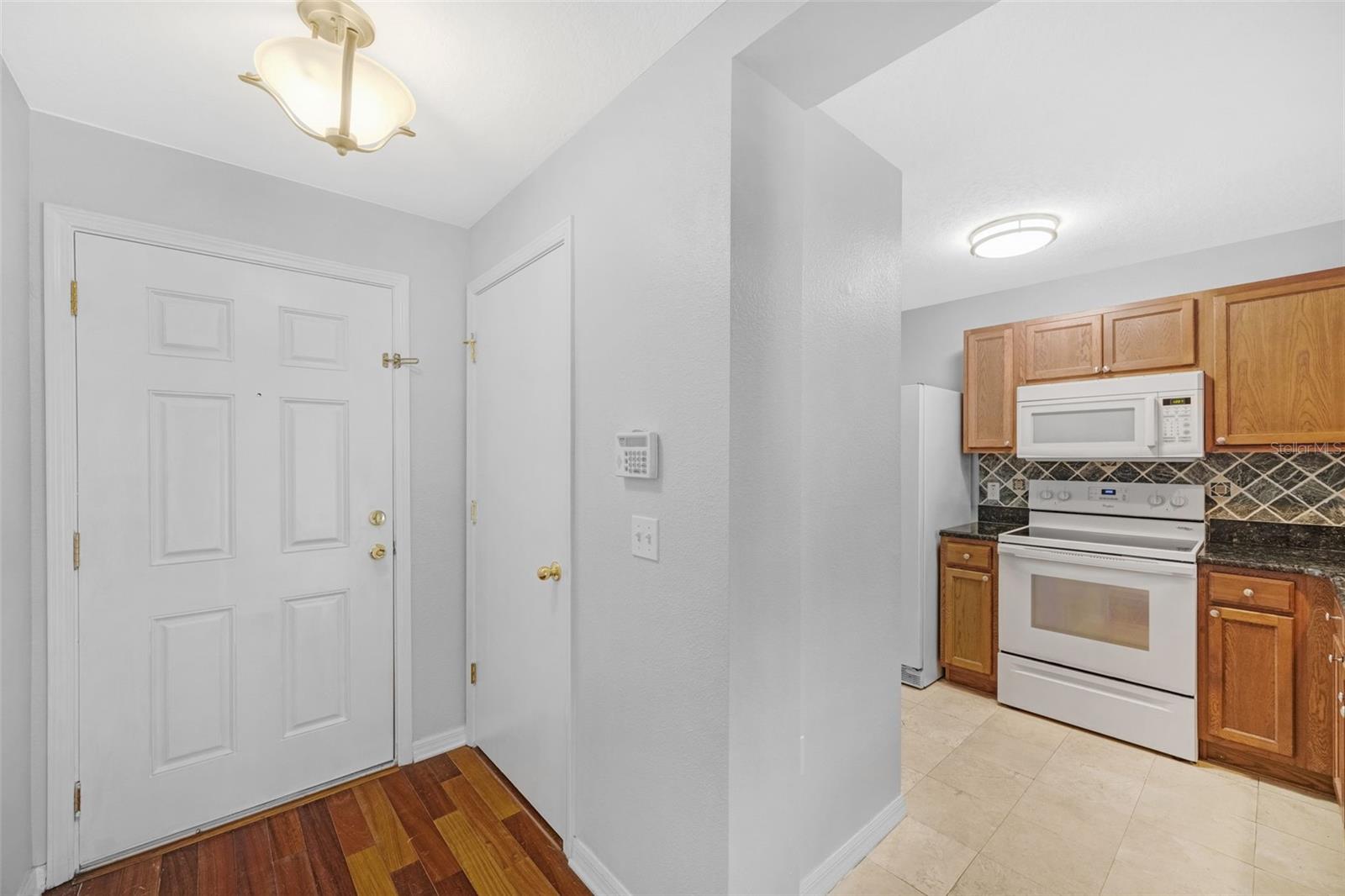 Image 11 of 38 For 6928 Hawthorne Trace Lane