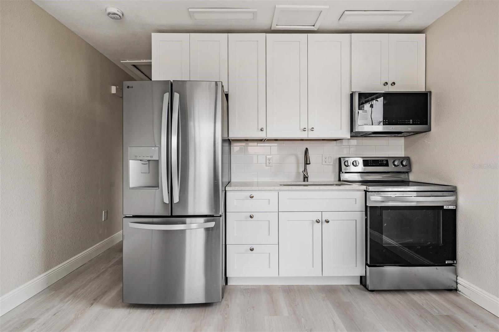 Image 14 of 36 For 14040 Miramar Avenue