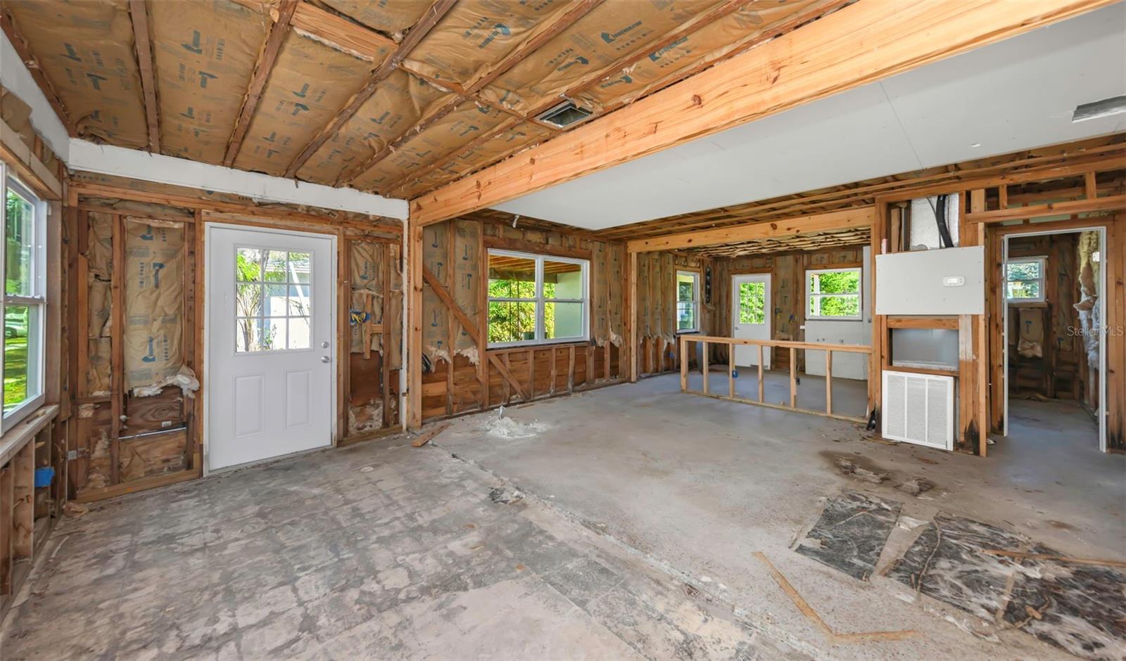 Image 11 of 45 For 1820 Sutherland Drive W